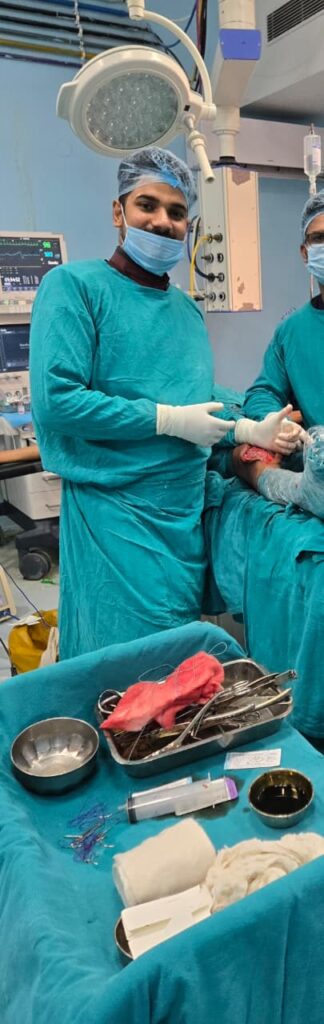 dr shivam rampal performing tibia frature surgery