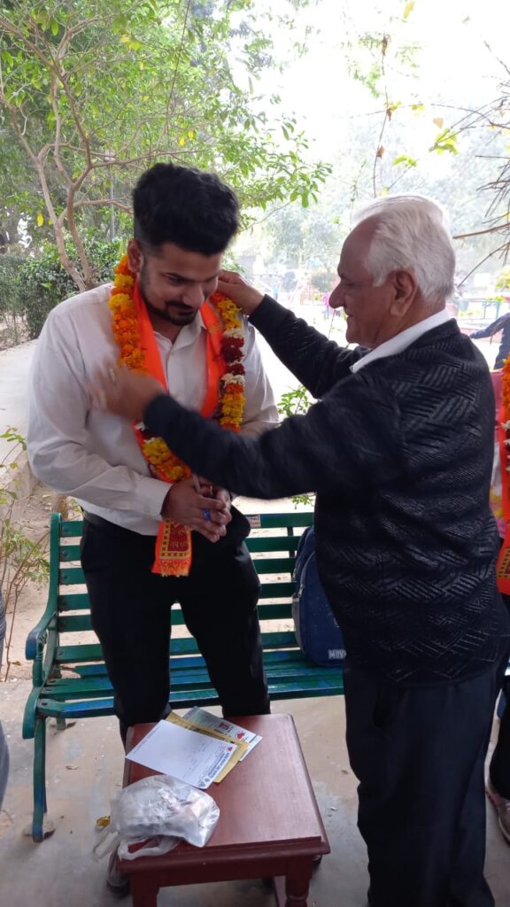 dr shivam rampal receiving award for exceptional work at a medical camp